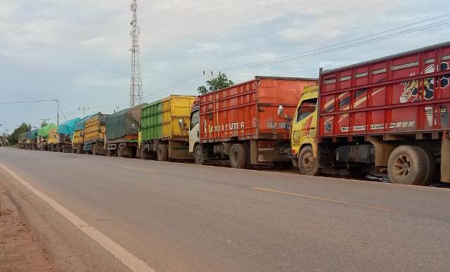 Antrean truk untuk mengisi BBM Subsidi di sejumlah SPBU yang ada di berbagai kabupaten / kota Kalimantan Barat hingga kini masih terjadi