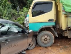 Truk vs Minibus Akibatkan Dua Orang Mengalami Luka