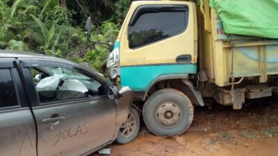 Truk vs Minibus Akibatkan Dua Orang Mengalami Luka