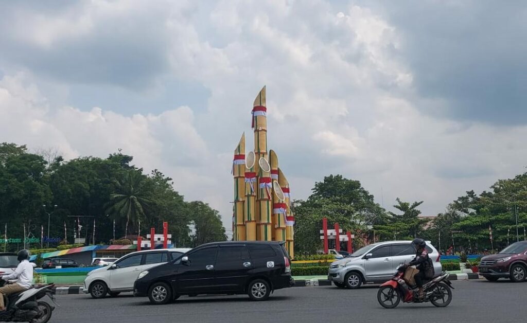 Tugu Digulis yang menjadi ikon Kota Pontianak dihias bendera merah putih menjelang HUT ke-77 Kemerdekan Republik Indonesia.