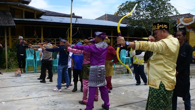 Sebanyak 223 orang dari berbagai kalangan mengikuti turnamen terbuka panahan tradisional Kerajaan Matan Tanjungpura yang dimulai Sabtu (27/8) hingga Minggu (28/8).