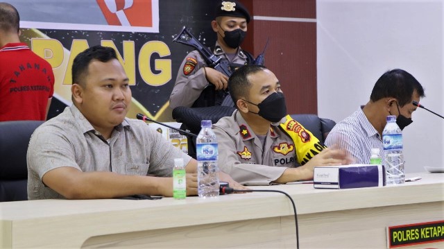 Wakil Kapolres Ketapang Kompol Anton Satriadi saat memberikan keterangan pers terkait penangkapan pelaku pembakaran lahan.