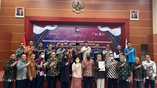 Wakil Menteri Dalam John Wempi Wetipo foto bersama usai menyerahkan kode desa untuk enam desa di Kubu Raya kepada Bupati Kubu Raya Muda Mahendrawan di Jakarta, Kamis (11/8).