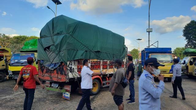 Dinas Perhubungan mengeluarkan surat edaran larangan terhadap kendaaraan roda enam keatas saat kedatangan Presiden RI Jokowi Widodo yang direncanakan , Selasa (9/8) beosk.