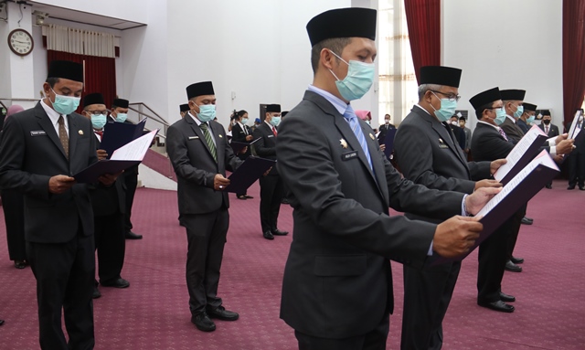 Gubernur Kalimantan Barat (Kalbar)) Sutarmidji melantik 28 orang pejabat di lingkungan Pemprov Kalbar pada Senin (12/9).