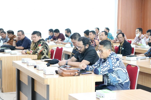 Anggota Komisi I DPRD Kalbar on the spot ke Ketapang dalam rangka menggali informasi dan aspirasi terkait sengketa lahan HGU yang kerap terjadi di berbagai daerah.