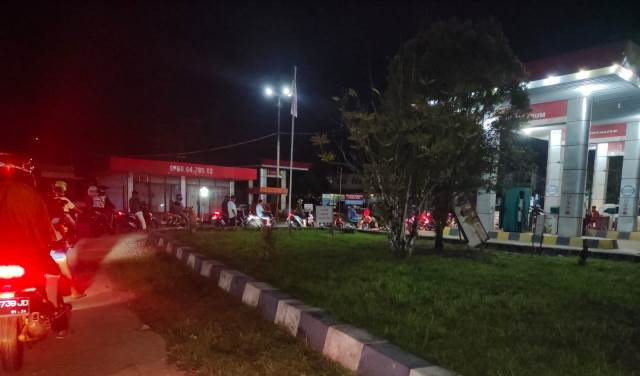 Masyarakat terpaksa harus antre di SPBU ketimbang mengisi di kios yang harganya melonjak tinggi.