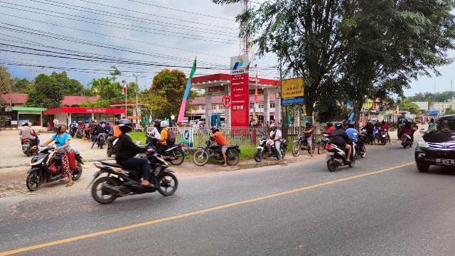 Antrean BBM di SPBU Sanggau masih terus terjadi pascakenaikan BBM. Pemkab Sanggau dan Forkompinda mencoba dengan jurus diskresi atas permasalahan ini lantaran regulasi yang masih belum pasti.https://berkatnewstv.com/2022/09/14/desa-kebong-ditetapkan-sebagai-desa-sadar-kerukunan/?swcfpc=1