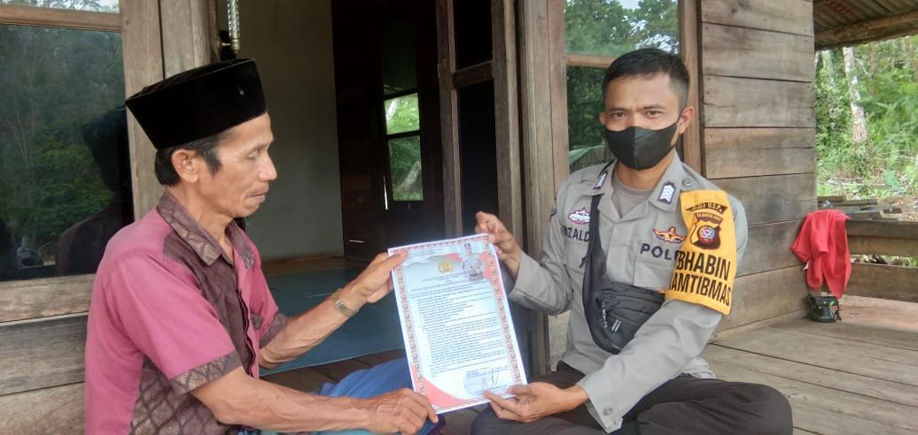 Personel Bhabinkamtibmas Desa Sui Ambawang memberikan imbauan Kapolda Kalbar tentang bahaya Karhutla.