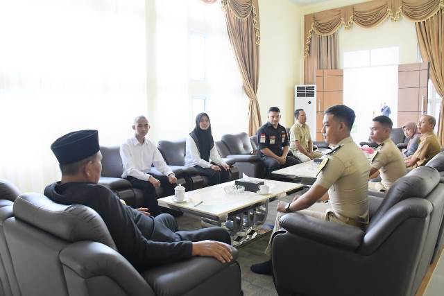 Bupati Kayong Utara Citra Duani saat melepas Taruna/ taruni asal Kayong Utara pada Selasa (6/9) telah berhasil diterima di STTD Bekasi.