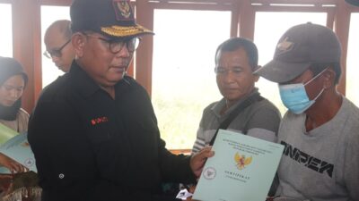 Bupati Kayong Utara Citra Duani saat menyerahkan sertifikat kepada masyarakat UPT Simpang Tiga berharap agar dapat digunakan untuk tingkatkan ekonomi keluarga.