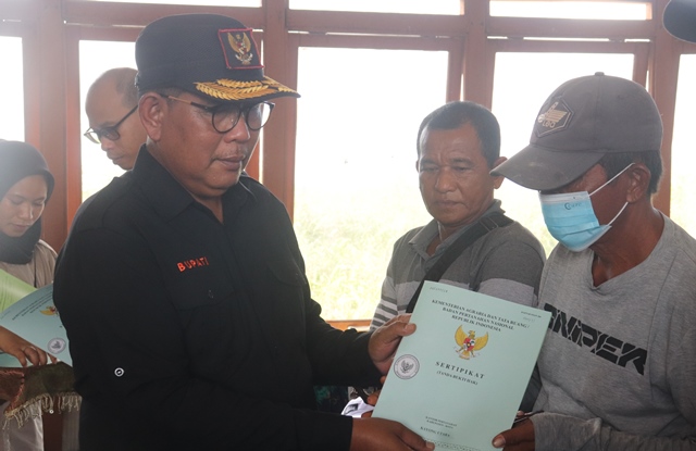 Bupati Kayong Utara Citra Duani saat menyerahkan sertifikat kepada masyarakat UPT Simpang Tiga berharap agar dapat digunakan untuk tingkatkan ekonomi keluarga.