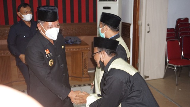 Bupati Sanggau Paolus Hadi saat melantik 43 dewan hakim MTQ tingkat Kabupaten Sanggau, Senin (26/9).