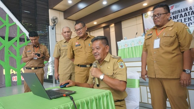 Bupati Sanggau Paolus Hadi didampingi Sekda, staf ahli dan LPSE launching aplikasi e-katalog kotomoli, Senin (12/9).