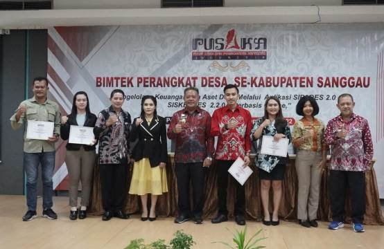Bupati Sanggau Paolus Hadi saat menutup bimtek perangkat desa se Kabupaten Sanggau yang mengibaratkan pasak yang harus kuat.