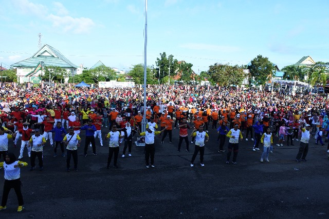 Senam massa dalam rangka Haornas sekaligus launching CFD di Jalan Jenderal Sudirman pada Minggu (11/9) oleh Wakil Bupati Ketapang Farhan