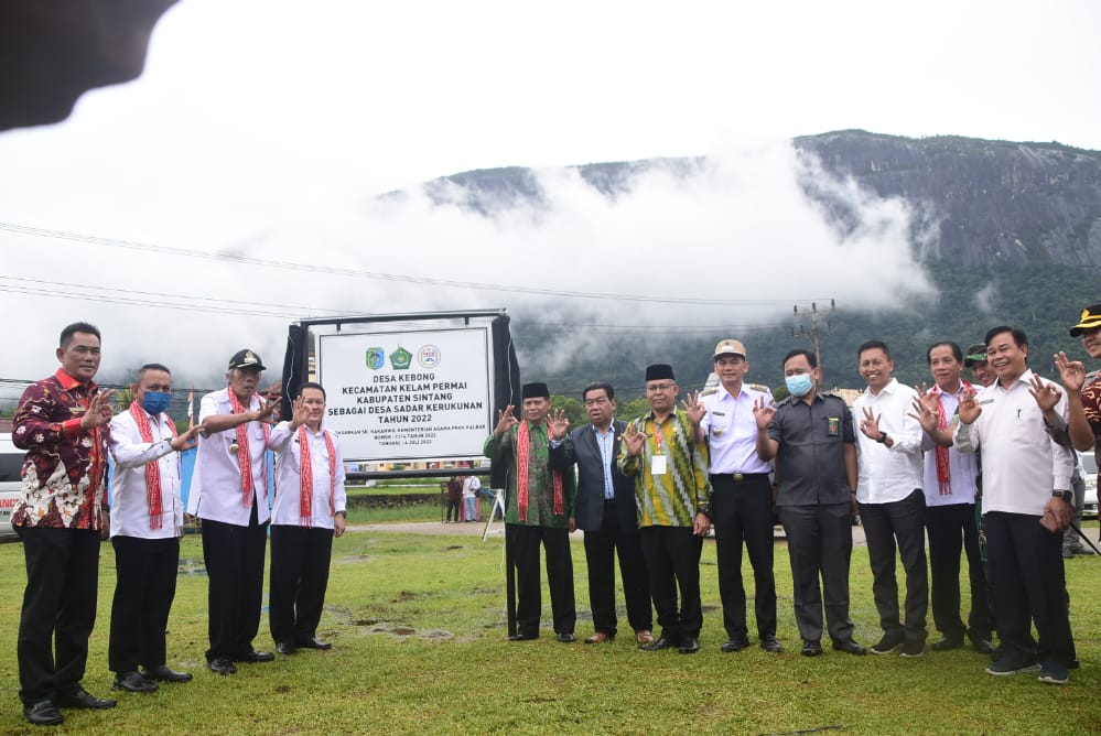 Desa Kebong di Kecamatan Kelam Permai Kabupaten Sintang ditetapkan sebagai Desa Sadar Kerukunan pada Rabu (14/9) yang nuansa desanya berlatar belakangkan Bukit Kelam.