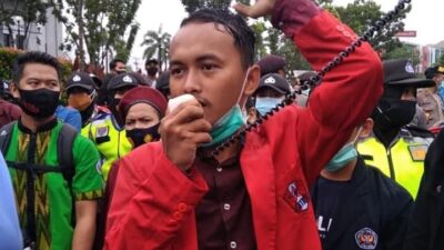 Aksi demo yang dilakukan GMNI waktu lalu. Dan DPD GMNI Kalbar menyatakan menolak kenaikan harga Bahan Bakar Minyak (BBM) yang telah diumumkan oleh pemerintah.