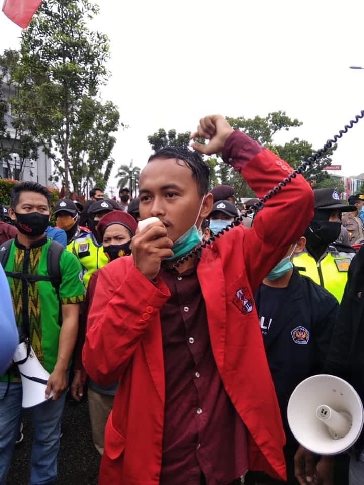 Aksi demo yang dilakukan GMNI waktu lalu. Dan DPD GMNI Kalbar menyatakan menolak kenaikan harga Bahan Bakar Minyak (BBM) yang telah diumumkan oleh pemerintah.