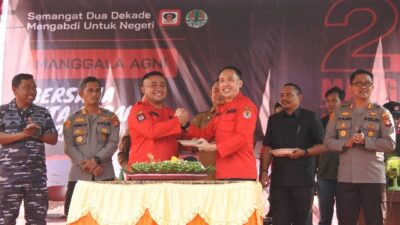 Pemotongan tumpeng HUT ke-20 Manggala Agni di Kabupaten Ketapang, Selasa (13/9).