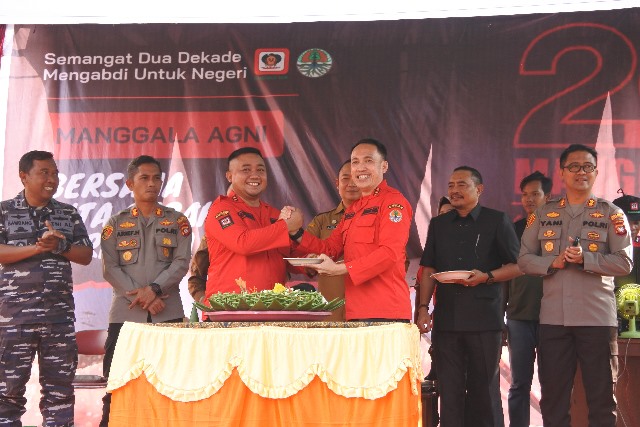 Pemotongan tumpeng HUT ke-20 Manggala Agni di Kabupaten Ketapang, Selasa (13/9).