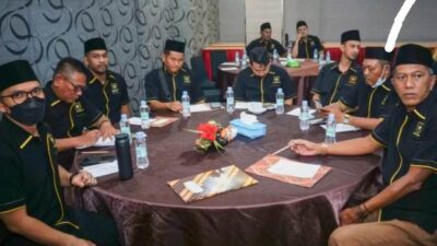 Budi Sulistia kader Partai Gerindra yang diusulkan PAW Akhmadsyah namun dikabarkan telah pindah menjadi pengurus Partai Ummat Kalbar (no 2 dari kanan)