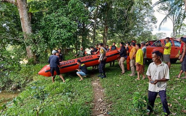 Tim SAR sedang melakukan upaya pencarian terhadap Abdullah yang tenggelam di Sungai Melawi, Minggu (11/9).