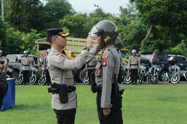 Kapolres Kubu Raya AKBP Jerrold H.Y. Kumontoy saat apel kesiapsiagaan Bhabinkamtibmas dan pemasangan helm serta pemasangan Bet Lengan Bhabinkamtibmas, Senin (5/9).
