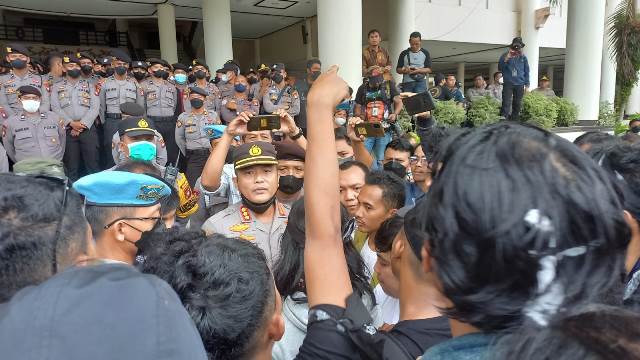 Kapolresta Pontianak, Kombes Pol Andi Herindra saat menenangkan mahasiswa yang berdemo di Kantor DPRD Kalbar, Kamis (8/9).