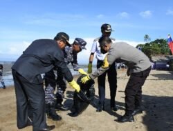 TNI AL Bersihkan Sampah Laut di Pantai Kinjil