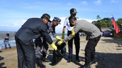 Personel Pangkalan TNI Angkatan Laut (Lanal) Ketapang melakukan pembersihan sampah laut yang bertebaran di Pantai Kinjil Kecamatan Benua Kayong