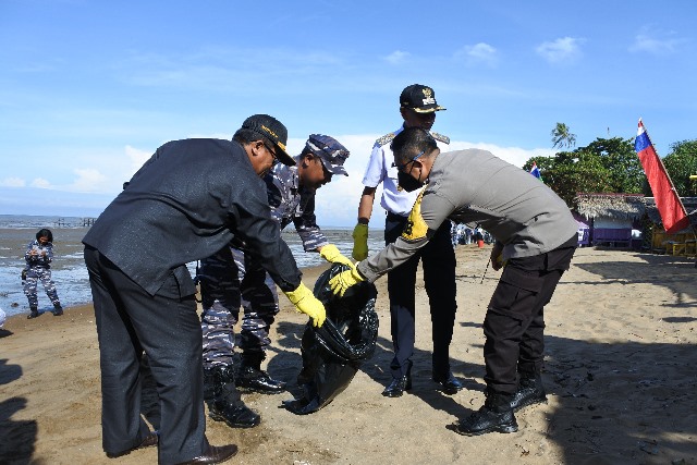 Personel Pangkalan TNI Angkatan Laut (Lanal) Ketapang melakukan pembersihan sampah laut yang bertebaran di Pantai Kinjil Kecamatan Benua Kayong