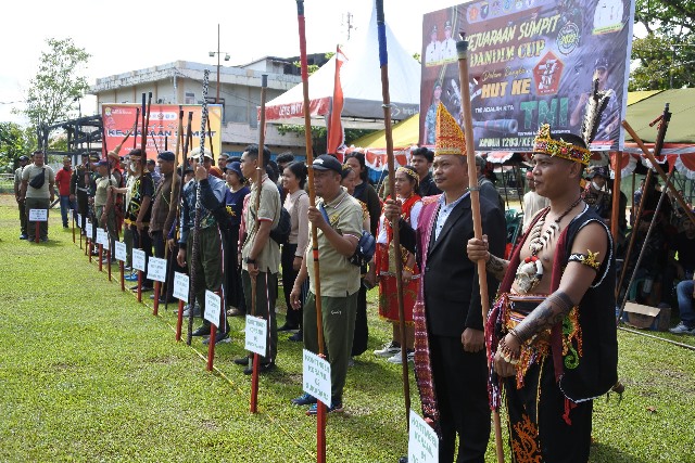 Peserta dari perwakilan Koramil se-Kabupaten Ketapang dan Kabupaten Kayong Utara termasuk dari Kalimantan Tengah mengikuti Kejuaraan Sumpit Dandim Cup 2022 di Markas Kodim Ketapang, Sabtu (24/9).