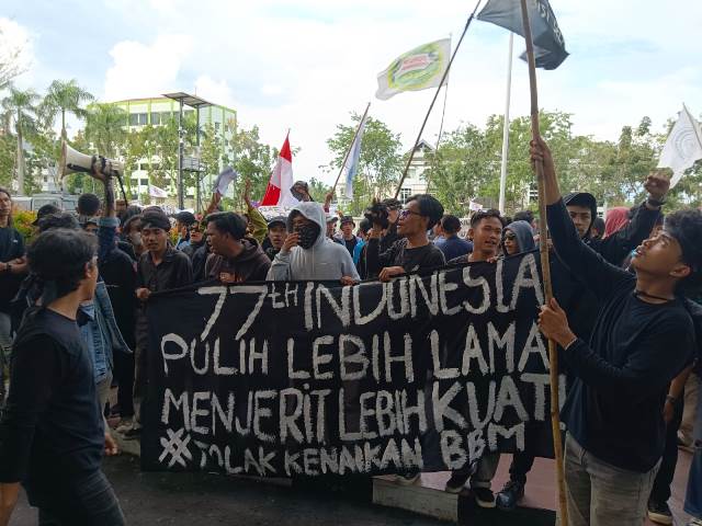 Mahasiswa demo di Kantor DPRD Kalbar menolak kenaikan BBM namun kecewa karena tidak ada satu pun anggota dewan yang ditemui, Kamis (8/9)