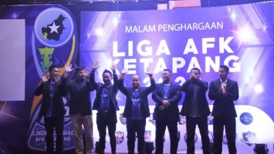 Sejumlah pemain yang ikut Liga Futsal menerima penghargaan dari berbagai nominasi, Kamis (1/9) malam.