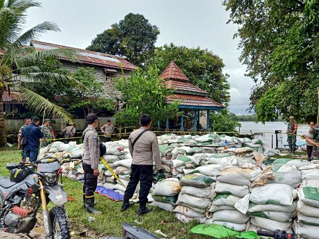 Polisi telah memasang garis polisi di sekitar tempat penumpukan pasir zirkon di Desa Beringin Jaya, Kamis (29/9).