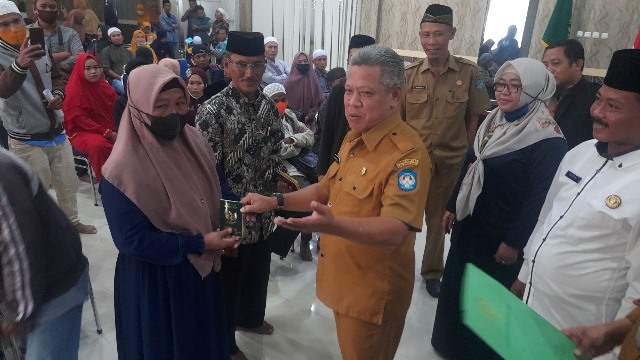 Bupati Kubu Raya Muda Mahendrawan menyerahkan simbolis buku nikah kepada salah satu pasutri yang telah mengikuti sidang isbat pada Selasa (13/9). Sidang Isbat diikuti 53 pasutri yang sebelumnya nikah siri namun status pernikahannya akhirnya sudah tercatat secara resmi di hukum negara.