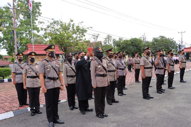 Sebanyak 14 personel Polres Sintang dimutasi ke berbagai daerah di Kalimantan Barat (Kalbar).