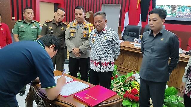 Pemkab Sanggau menanda tangani kesepakatan dengan perusahaan kelapa sawit yang beroperasi di Sanggau.