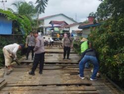 Polisi dan Warga Gotong Royong Perbaiki Jembatan