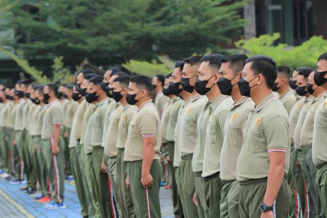 Prajurit TNI Kodam XII Tanjungpura memperingati Hari Olahraga Nasional ke-39 di Lapangan Kodam XII/ Tpr, Jumat (9/9)