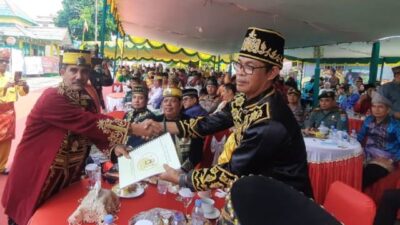 Raja Sanggau Pangeran Ratu Istana Surya Negara menyerahkan dokumem pelurusan sejarah, silsilah kerajaan dan maklumat kepada para sultan dan raja pada Sabtu (10/9).