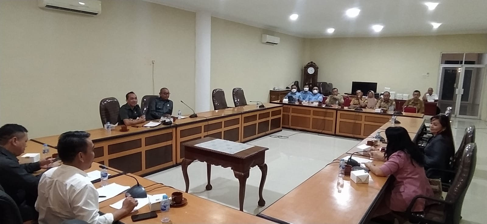 Rapat antara Komisi II DPRD Sanggau dengan Perumda Tirta Pancur Aji terkait kenaikan tarif air bersih, Selasa (21/9).