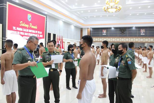 Kasdam XII/Tanjungpura Brigjen TNI Djauhari memimpin sidang parade Calon Bintara (Caba) PK TNI AD Reguler Pria dan Keagamaan, Kamis (1/9).