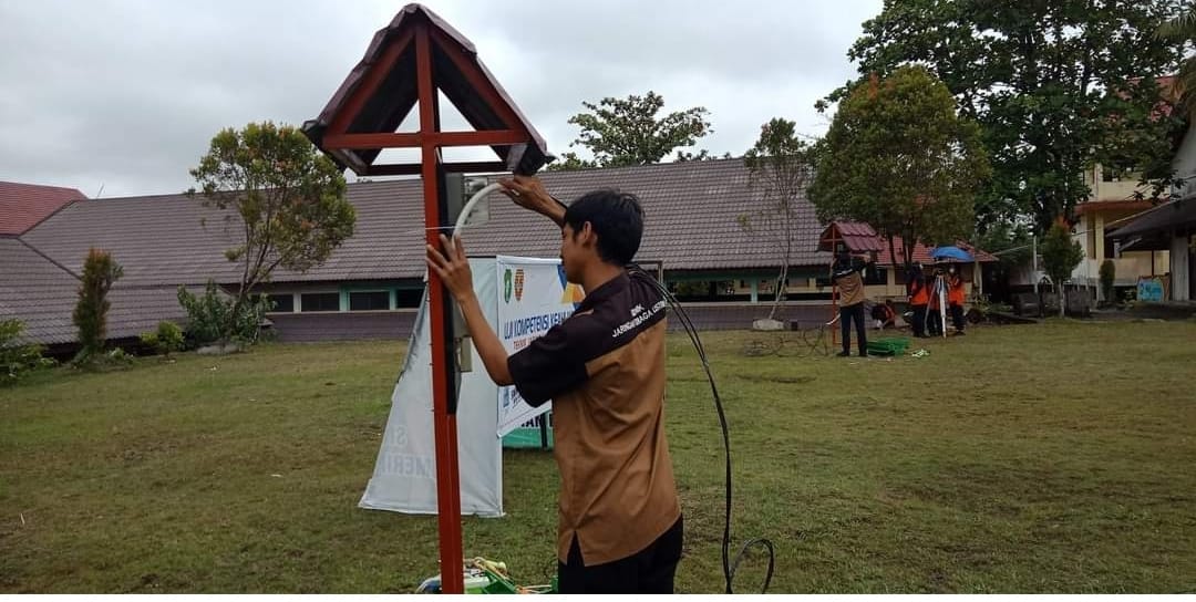 Siswa SMKN 1 Sintang sedang praktek lapangan menerapkan Program SMK Pusat Keunggulan (PK).