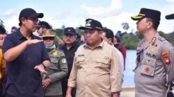 Wakil Bupati Sintang dan Kapolres saat menerima penjelasan dari manajemen PT Julong terkait tumpahan minyak CPO di Sungai Melawi.