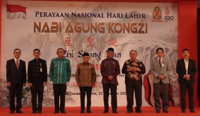 Wakil Presiden KH Ma"ruf Amin foto bersama tokoh agama dan Gubernur Kalbar saat menghadiri perayaan nasional Hari Lahir Nabi Agung Kongzi di Pontianak, Kamis (22/9)