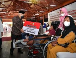 Wapres Serahkan BLT BBM dan Atensi kepada Warga Kalbar