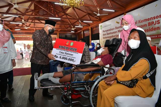 Wakil Presiden RI K.H. Ma’ruf Amin menyerahkan Bantuan Langsung Tunai (BLT) Subsidi Bahan Bakar Minyak (BBM) dan Atensi kepada warga Kalimantan Barat (Kalbar), Rabu (21/9).