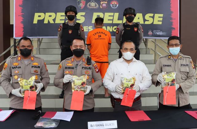 Kapolres Sanggau AKBP Ade Kuncoro saat konfrensi pers, Jumat (9/9) terkait upaya penyelundupan narkotika jenis sabu dari Malaysia yang dilakukan seorang warga Kubu Raya.